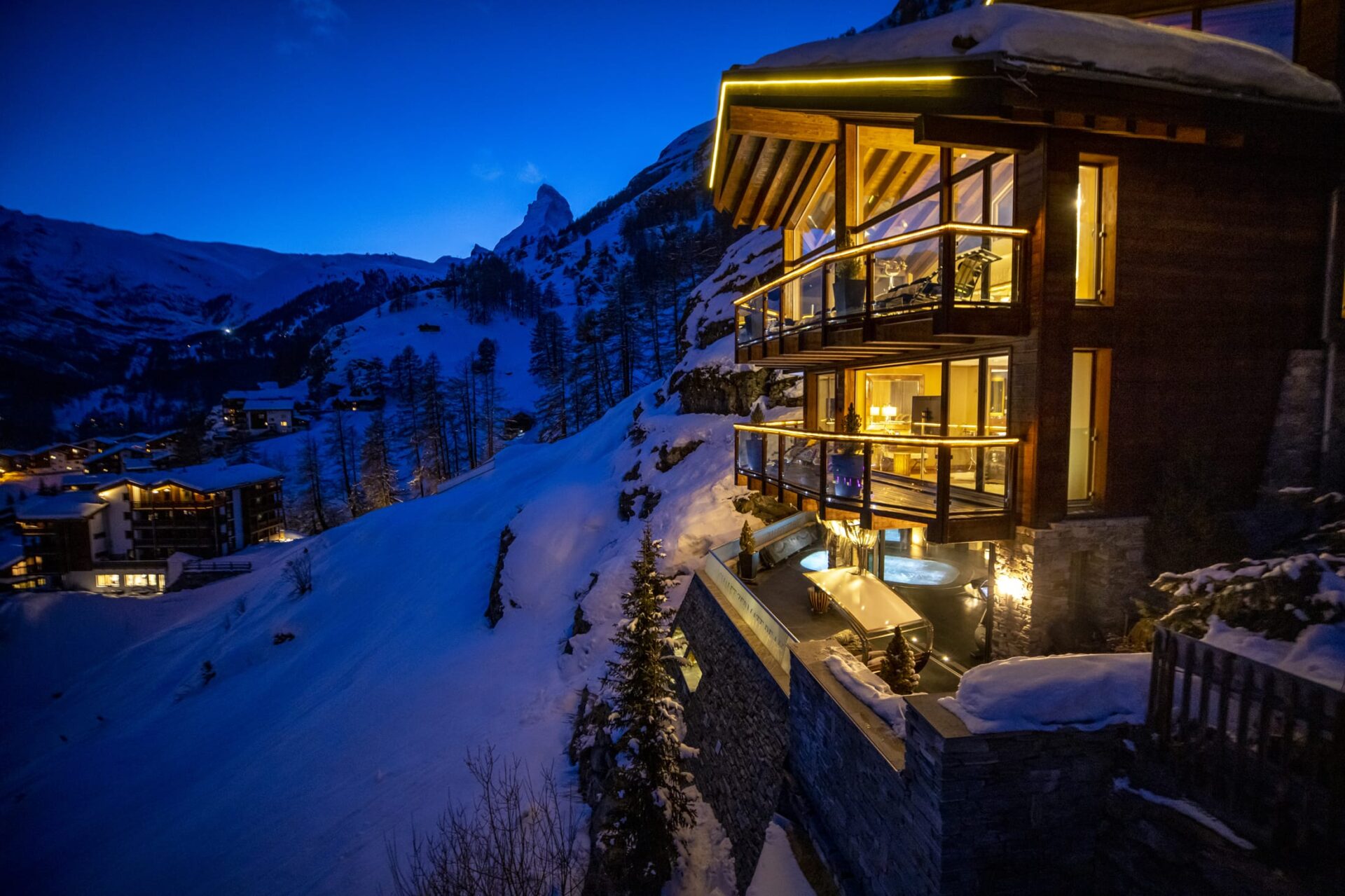 whole chalet evening with mhorn wide shot